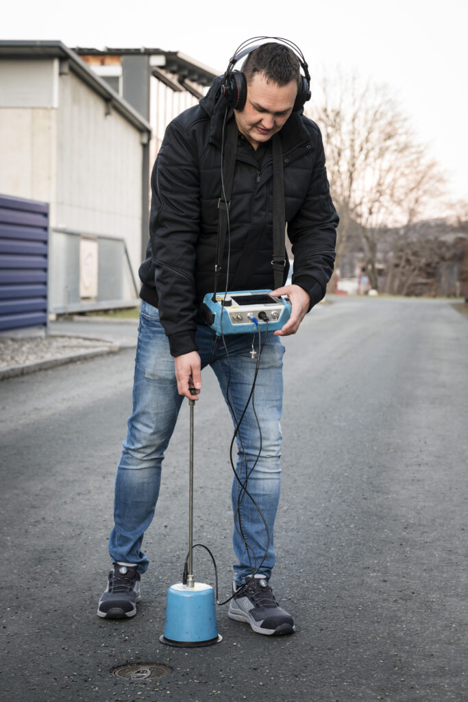 Mitarbeiter der Firma "Die Leckorter" bei der Leckortung in Salzburg im Außenbereich eines Wohnhauses.
