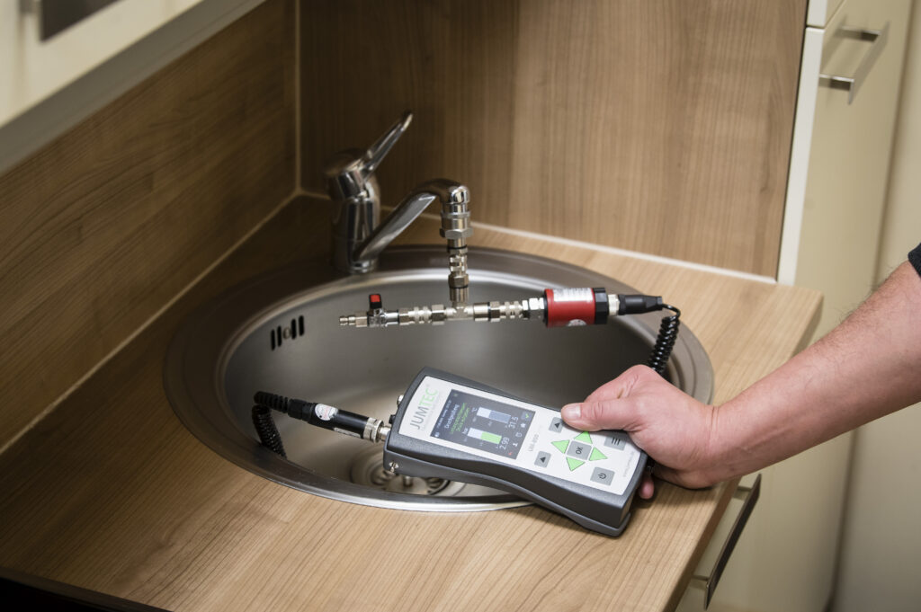 Druckprobe bei Wasserhahn zur Leckortung in Tirol.