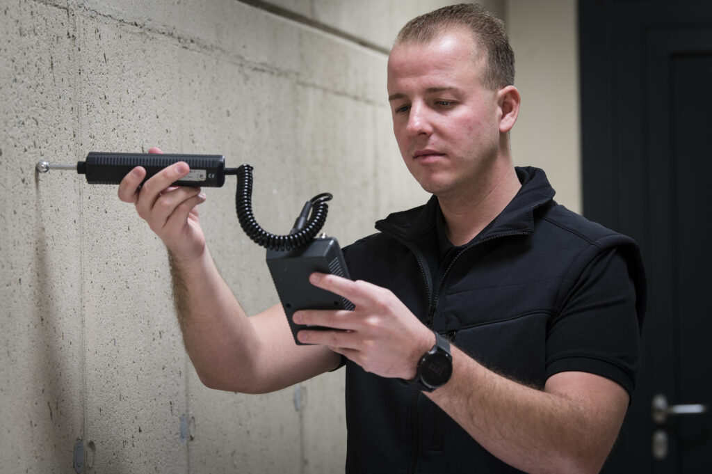 Mitarbeiter bei der Leckortung im Burgenland. Ortung von Wasserschaden im Mauerwerk.