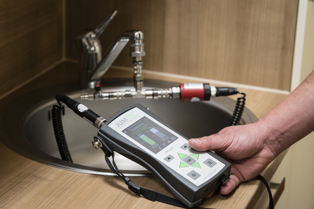 Druckprobe bei Wasserhahn zur Leckortung