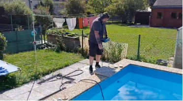 Techniker führt Poolleckortung mit Hilfe von Akustikgerät in Kärnten durch.