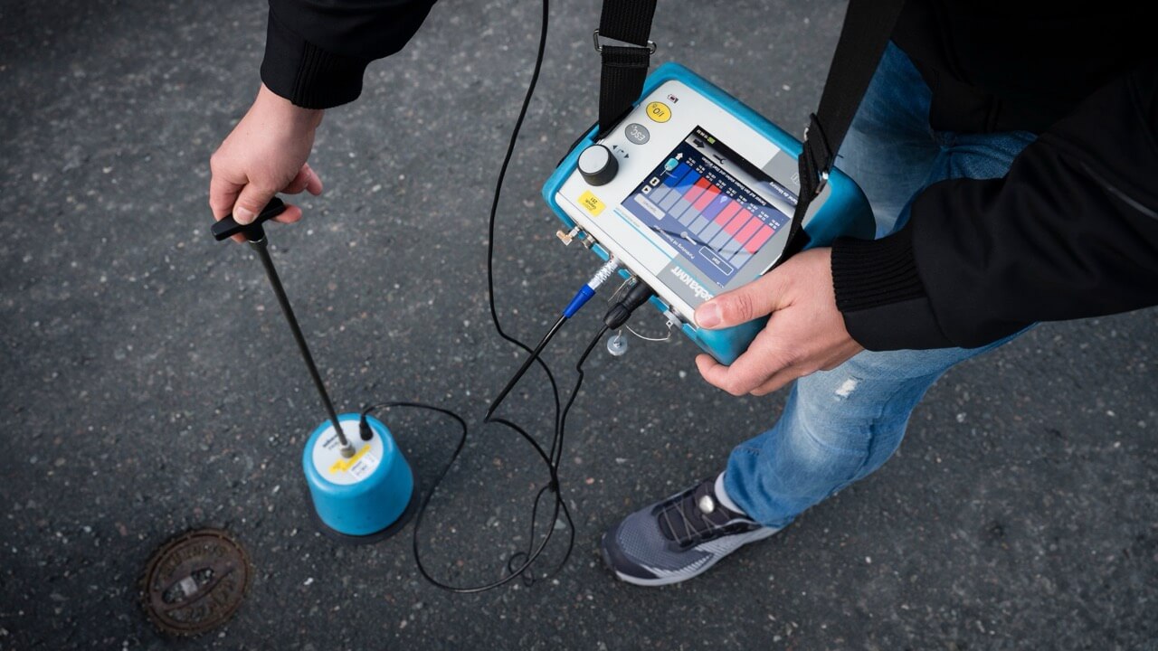 Technische Leckortung im Außenbereich zur Ortung von Leitungen im Erdreich