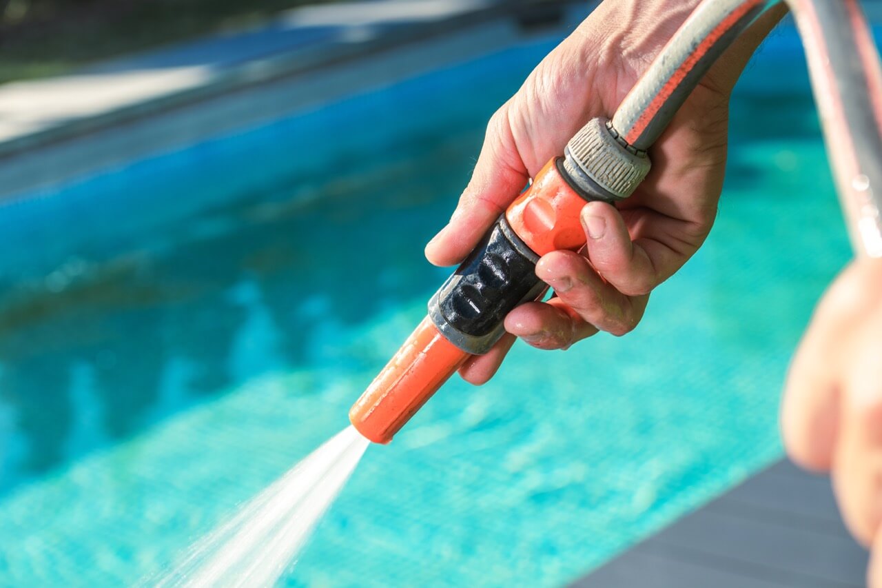 Pool mit sinkendem Wasserstand im Frühling als Beispiel für Wasserverlust