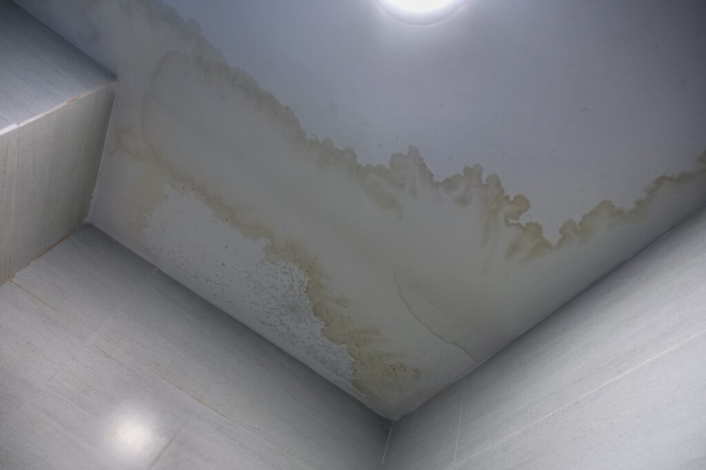 Wasserflecken und Feuchtigkeit an einer Zimmerdecke nach einem Wasserschaden